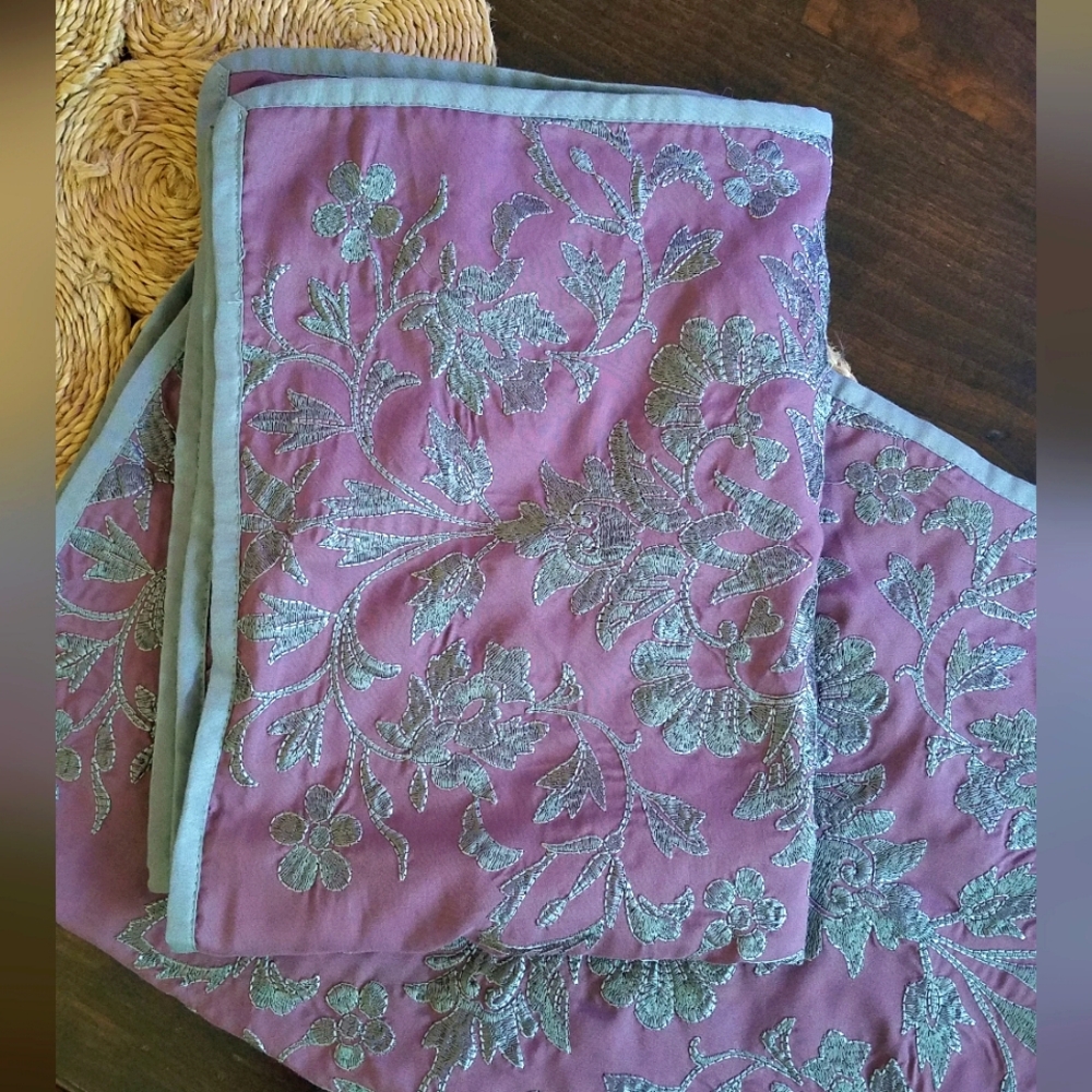 NWOT 2pc Gorgeous Embroidered Lace Pillowcases. Standard. Grey/Mauve